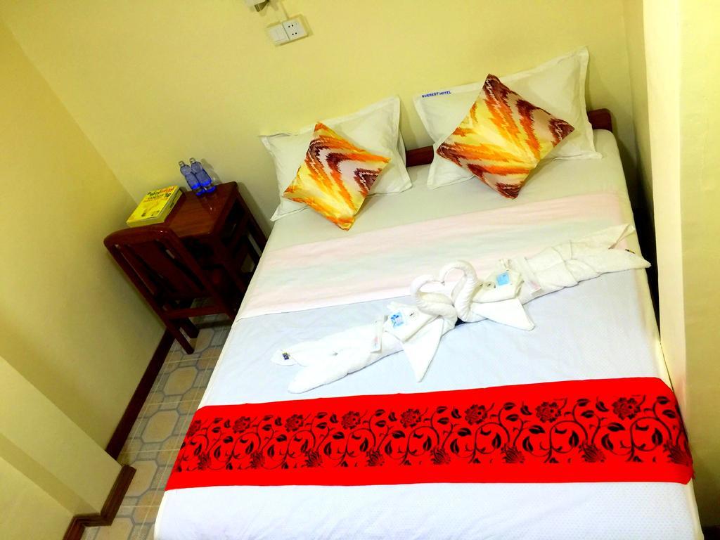 Everest Hotel Yangon Dış mekan fotoğraf