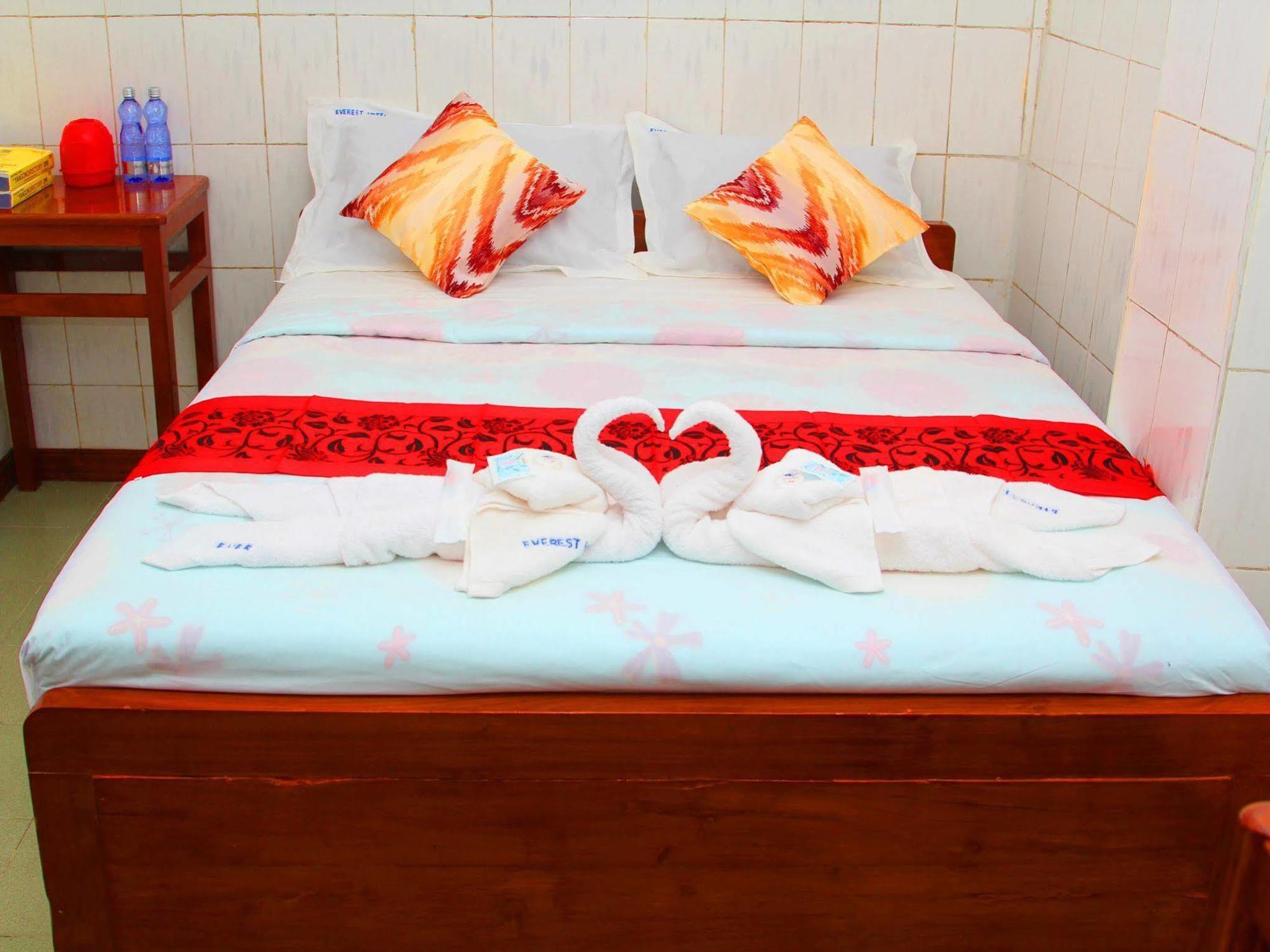 Everest Hotel Yangon Dış mekan fotoğraf